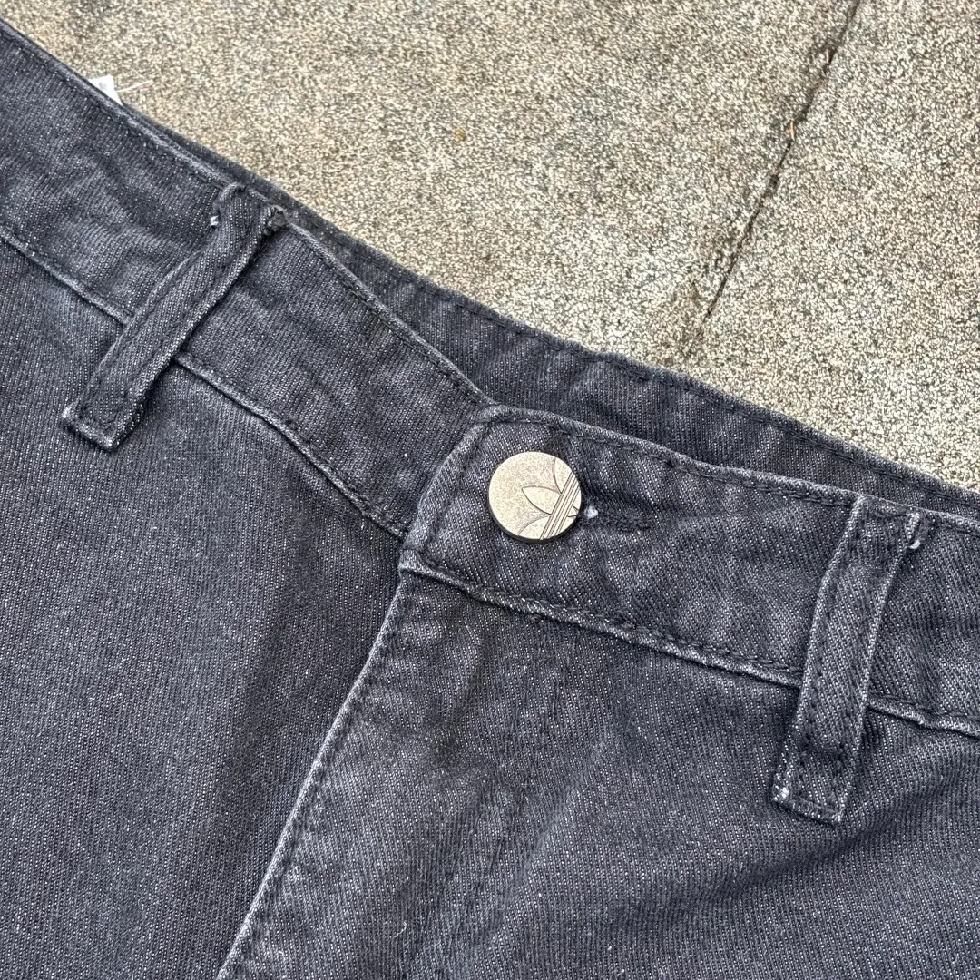 𝟭𝟬𝟰𝟵𝟲# Exclusive real shot/difference between various stolen pictures and online version on the market [𝗮𝗱𝗶𝗱𝗮𝘀 Clover three-stripe workwear embroidery𝗹𝗼𝗴𝗼 jeans] Retro cool ceiling, one pant to confer gods/Versatile men and women Same Style ✅Full set of 1:1 customized accessories ➕Customized three-label ➕𝗬𝘂𝗮𝗻 version hangtag ➕𝗹𝗼𝗴𝗼 packaging bag🔥 ➕Scan the tag to enter the official website. ✅Top Original version, ins Xiaohongshu Getwu Kuaishou and many bloggers wear it. 💥 Weld sports genes and workwear aesthetics together! This pair of clover pants can be worn all year round. ✅ Classic clover is full of DNA. The iconic three stripes + White clover logo on the side are full of retro feeling and full of recognition. At a glance, you can see the high-end feeling of Adidas, and the trendy identity is directly sealed. ✅ Workwear + denim double buff superposition, heavy denim fabric + three-dimensional large pocket workwear design, stiff and stylish without collapse, Wear-Resistant, with a retro feel as you wear it, and an American street feel. ✅ The fairy wide-leg version, the king of hiding fat and slimming. High waist + slightly wide straight cut, perfectly modify the leg shape, pear-shaped body, thick legs stars are directly welded to the body! Your legs will become 30 to 70 minutes longer in seconds, and you will feel relaxed when walking. ✅ Full of details, high quality, neat open stitching, three-dimensional multi-pocket design, practical and stylish; complete original tags, restored Authentic details, full of upper body comfort, suitable for daily commuting, going out on the street, and going out on the street. ⭕The high version of the best products🐮is different from the junk products in the market🗯️The same picture but different prices means different versions. ❌Don’t be fooled by the same copywriters and pirated pictures from outside that mix and distribute high-luxury pictures at low prices. After comparing the quality, you will know where the gap is. Don’t lie. I don’t guarantee that my products are the cheapest, but I definitely guarantee that they are worth every penny of your hard-earned money! ‼ ️We don’t slash prices or lower prices, we supply products with heart and only make high-end versions!!! Breasts Jimei must see the details of my home clearly, the pictures of my home are all taken by the owner himself❤️ Color: Black Size: S-2XL